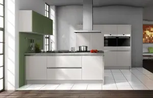 Linea Piantra bílá a zelená designová kuchyně s ostrůvkem