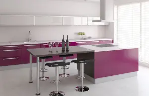 Delta fialová moderní kuchyně s ostrůvkem