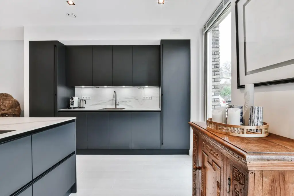 Moderní černá kuchyně s keramickou pracovní deskou