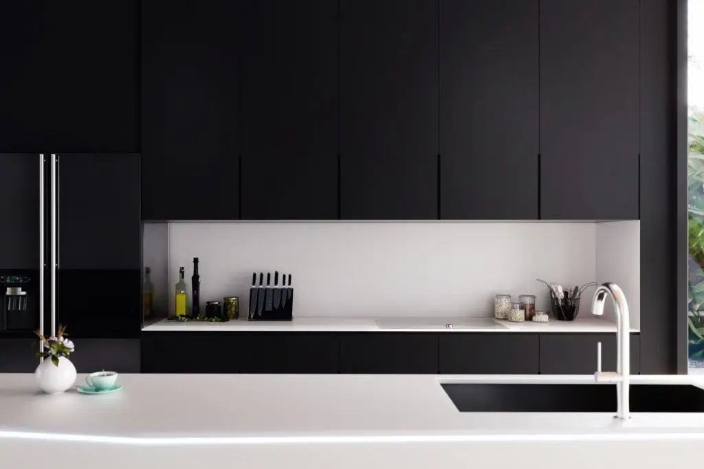 Moderní černá kuchyně s keramickou pracovní deskou