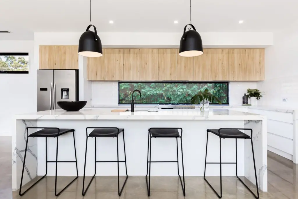 Moderní bílá kuchyně s technistonovou deskou