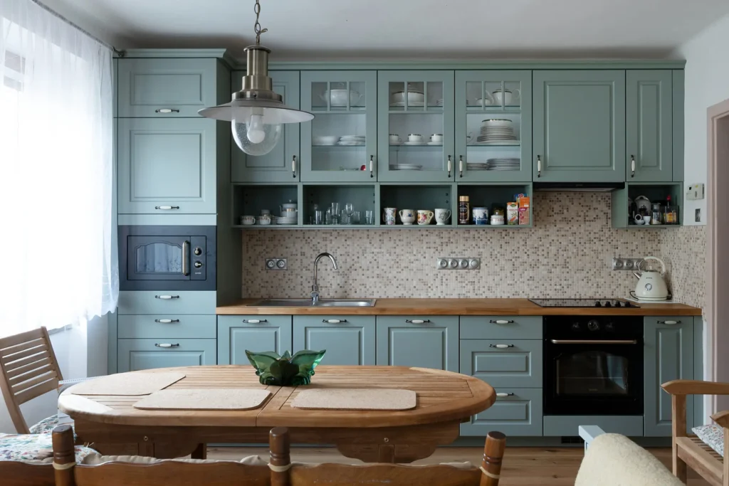 Rustikální zelená kuchyně s ostrůvkem a dřevěnou pracovní deskou