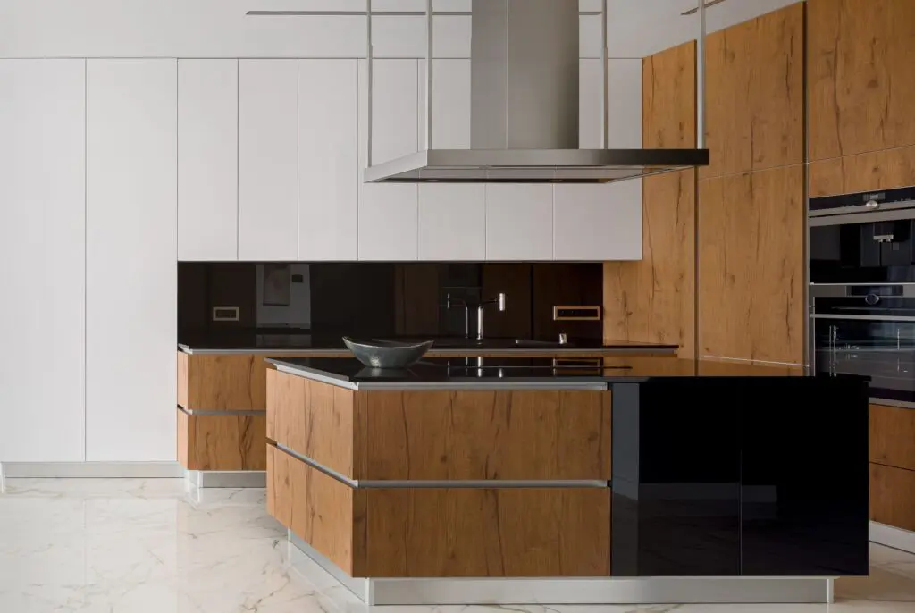 Luxusní bílo černá kuchyně se dřevem a ostrůvkem a kamennou pracovní deskou