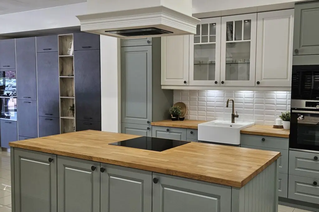 Rustikální zelená kuchyně s ostrůvkem a dřevěnou pracovní deskou